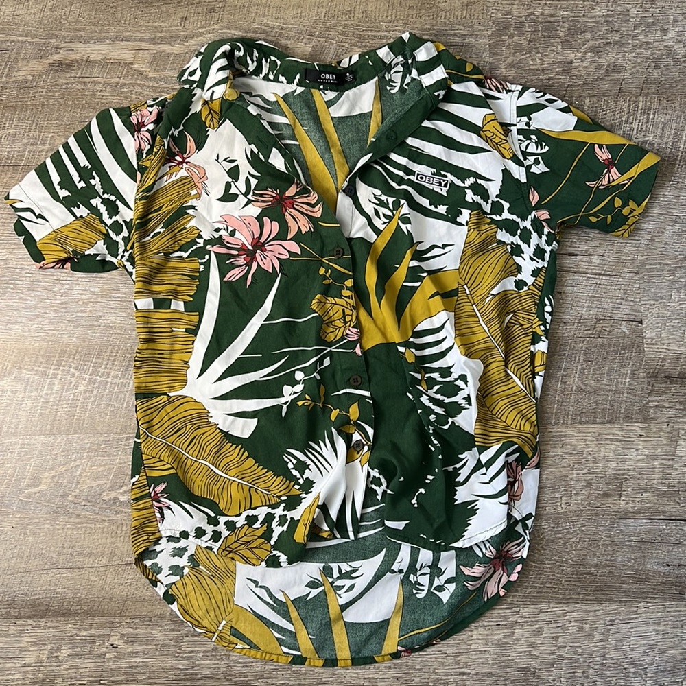 OBEY Unisex Button Up Top Size Small